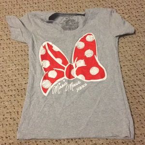 Minnie Mouse v neck graphic tee